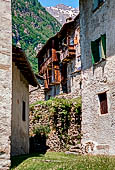 Val Bregaglia - Savogno. Le caratteristiche abitazioni in pietra, alte con lunghi e stretti loggiati in legno che coprono l'intera facciata.